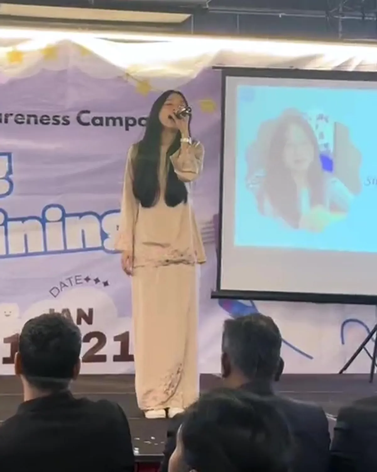 可净在一场宣导活动的舞台上演唱马来语歌曲