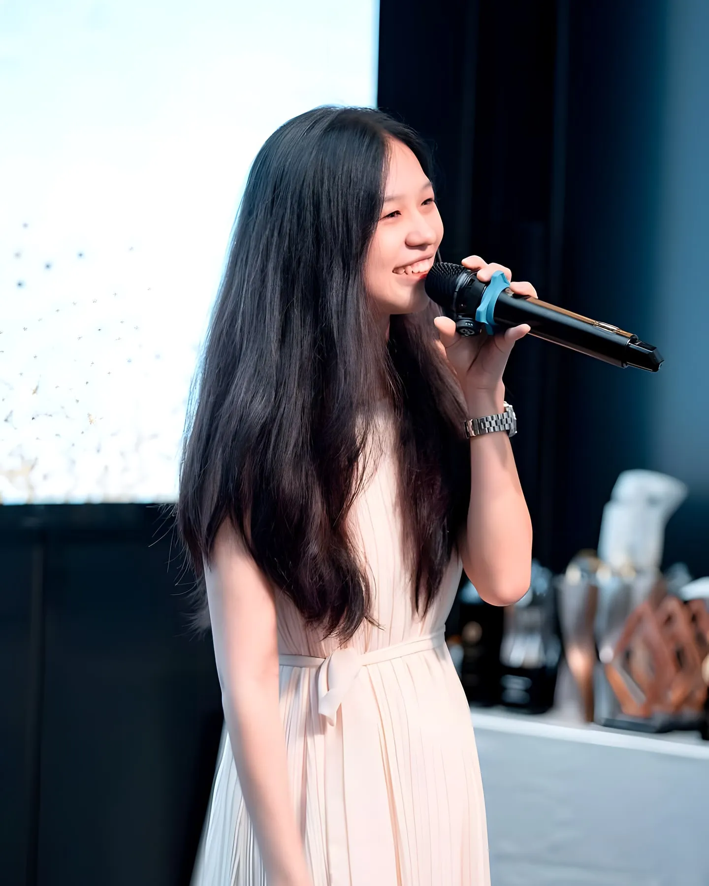 可净在 2025 年一场颁奖晚宴上演唱