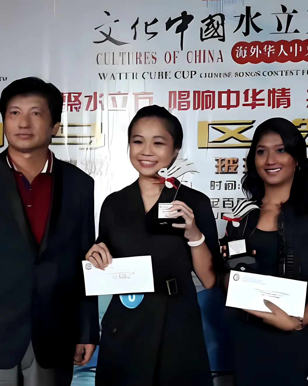 可净在水立方杯北马区选拔赛颁奖礼上手捧奖杯